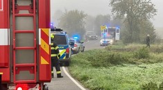 Na Rychnovsku se srazil vlak s osobním autem. Dva lidé zemřeli