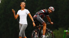 Webber a Buttonova sexy milenka spolu? A přímo na trati ve Spa!