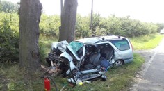 Tragédie na Kutnohorsku! Auto silný náraz do stromu zdemoloval, řidič nepřežil