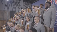Tradiční oblek a spoustu piva. Hráči Bayernu si užili focení, Kane chyběl