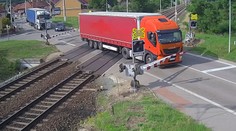 Hledá se řidič hazardér! Kamera natočila, co udělal na přejezdu