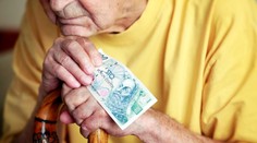 Vláda nečekaně mění plán: Důchodový věk na 65 letech zatím nezastropuje