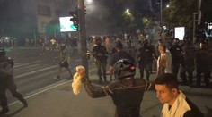 Nepokoje v Srbsku se vyostřují. Policie použila proti lidem obušky a slzný plyn
