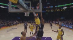 Hvězdný LeBron je všude. Skvělým blokem zvedl fanoušky ze sedaček