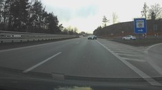 Řidič jel na čtyřproudovce v protisměru. V autě vezl malou dcerku