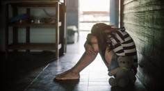 Rodiče měli málem vyhladovět 7letou dívku. Skončila v kritickém stavu v nemocnici