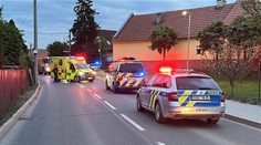 Vážná nehoda na Mělnicku: Řidič narazil do domu, nadýchal 2,5 promile