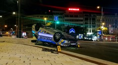 Policisté při honičce skončili na střeše! Motorkář jim ujel