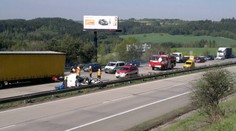 Dálnici D1 zablokovala srážka tří aut. Průjezdný je jeden jízdní pruh