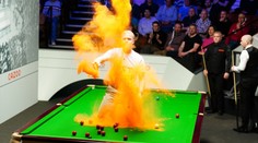 Aktivista narušil snookerové MS. Vyskočil na stůl a zničil ho
