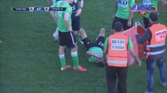 Nosítka pod fotbalistou praskla, tak ho za čáru odnesl spoluhráč!