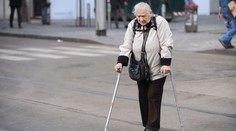 Stařenka si chtěla v noci odskočit. Spletla si dveře a bloudila městem