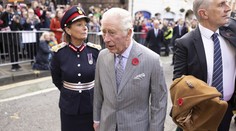 Aktivista házel vejce na krále Karla III. Británie stojí na krvi otroků, křičel