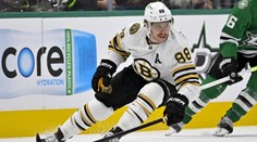 Pastrňák přihrál na rozhodující gól Bostonu. Dvě asistence zapsal Hronek
