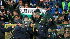 Zvěrstvo na fotbale! Fanoušci v Sofii zranili policistku výbušninou