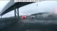 HROZIVÉ VIDEO: Z auta natočil včerejší pád letadla v Rusku