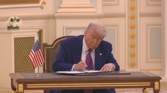 Trump oznámil zrušení všech cel proti Sýrii. Chci jim dát šanci na velikost, řekl