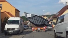 Obří nadměrný náklad projel Českem, na dálnici zabral oba jízdní pruhy!