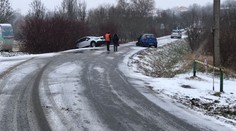 Sníh komplikuje dopravu! Silnice kloužou, tvoří se dlouhé kolony