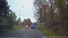 Na přejezdu blikala červená, řidiče to nezajímalo! Ani nezpomalil