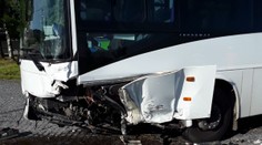 Na Vysočině se srazil osobák s autobusem, zranil se řidič i pasažéři