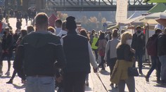 Do práce a domů? Na trzích na náplavce v Praze se mačkají davy lidí