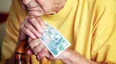 Svátky posunou výplaty důchodů. Přehled, kdy dostanou lidé peníze