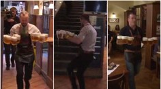 VIDEO: Unikátní závod! Číšníci běhali s rukama plnýma půllitrů