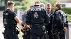 Hromadná rvačka v městském parku. Rozhádaní mladíci napadli i policii
