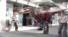Dinosaurus se prochází po obchoďáku