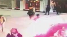 VIDEO: Turisté se rozhlíželi, co se děje, pak explodovala BOMBA!