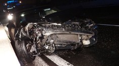 Řidič zničil kultovní auto o svodidla, další nabodla tramvaj