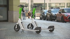 Sdílené elektrokoloběžky by měly v Praze skončit. Hlavní město s nimi už nepočítá