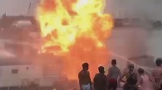Požár a silné exploze v Manile! Lidé z hořící lodi v panice skákali do řeky