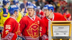 Lidé hlasují, zda Motor postoupí do extraligy. Používají k tomu nedopalky