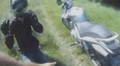 Zdrogovaný motorkář se snažil ujet policistům. Zastavil ho až varovný výstřel