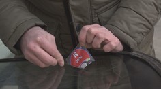 Za starou dálniční známku na skle hrozí mastná pokuta! Jak ji sundat?