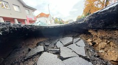 Propad silnice v Praze uzavřel ulici. Dopravu na místě řídila policie