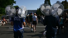 Po dešti brutální horko. Sportovci i fanoušci se v Paříži ochlazují, jak se dá
