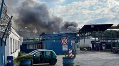 U Prahy hoří areál kovošrotu. Hasiči vyhlásili nejvyšší stupeň poplachu