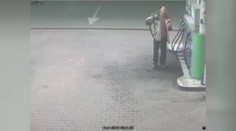 HOROROVÉ VIDEO: Muž se na pumpě v Berouně sprchoval benzinem a chtěl se zapálit