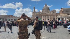 Muž si ulevil přímo na oltář ve Vatikánu. Papež byl z jeho chování v šoku