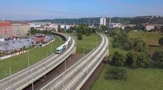 Vlaková trať na pražské letiště stále nestojí. Už teď jsou na ní ale výluky