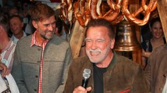 Schwarzenegger vyrazil na lyžařské závody. Fotil se s fotbalovými ikonami