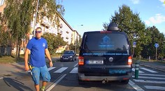 VIDEO: Řidič postavil dodávku na přechod. Naběhl pak na dalšího šoféra