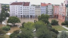 Ani 15 měsíců po povodních se mnoho lidí nemůže vrátit domů. Opravám brání vlhko
