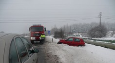 Sníh a ledovka na silnicích: Auta stála na Vysočině i na Plzeňsku