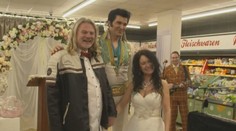 Magické datum, obřad v supermarketu a oddávající Elvis Presley