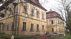 Z krásného zámku je ruina. Uvnitř zbylo pár pokladů, podívejte se na ně