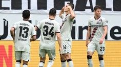 Hložek zazářil třemi asistencemi, nahrál i Schickovi. Leverkusen stále nepadl